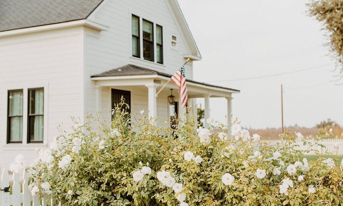 Kingsburg Casa | Modern White Farmhouse in Kingsburg