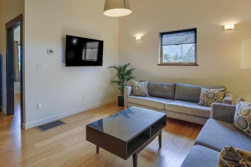 White Salmon Apartamento | Modern White Salmon Apartment, Steps From Town