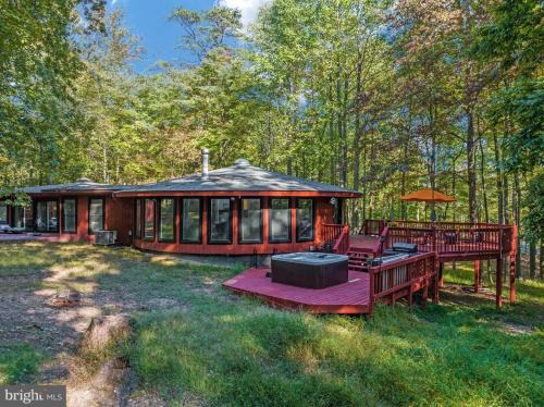 The Woods Casa | Modern Wooded Oasis w Hot Tub, WiFi, Grill, & Dome
