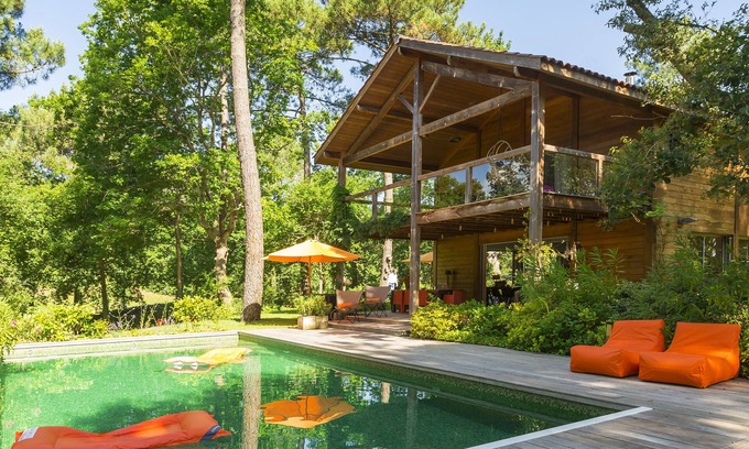 Biscarrosse Casa | Chalet de madera moderno en un lote grande con piscina climatizada ubicada en el Golf de Biscarrosse.