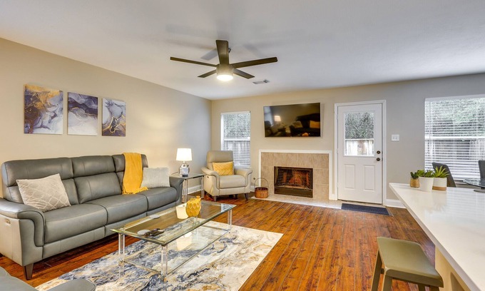 Alden Bridge Casa | Modern Woodlands Townhome w/ Spacious Yard & Patio