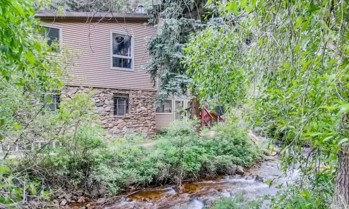 Idaho Springs Condominio | Modern Work & Play WATERFRONT Condo right on the creek