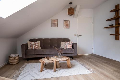 Andreasvorstadt Apartamento | Moderne 2 Raum - Arbeitsplatz - SmartTV - Zentral - ruhiges Dachgeschoss