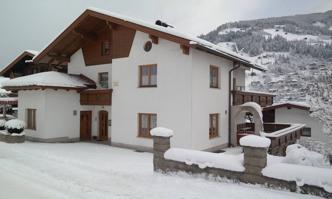 Schwendau Apartamento | Moderne Ferienwohnung mit Terrasse und Trockenraum Schibusanbindung in Haus-nähe