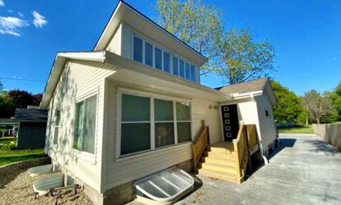 Iowa City Casa | Moderne Home - Memorable, Modern, A Must Book - 4 Bedroom Close to Kinnick