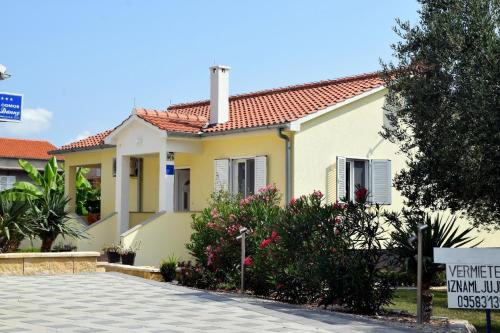 Dobropoljana Casa | Modernes Ferienhaus in Dobropoljana mit Terrasse, Garten und Grill