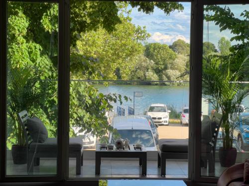 Floersheim Apartamento | Modernes Wasserfront Wohnung, Terrasse, Parkplatz