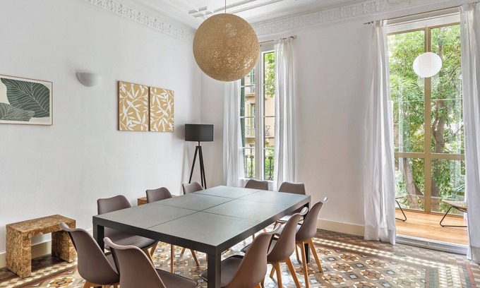Dreta de l'Eixample Apartamento | Modernist 5-bedroom apartment with AC in central Barcelona!