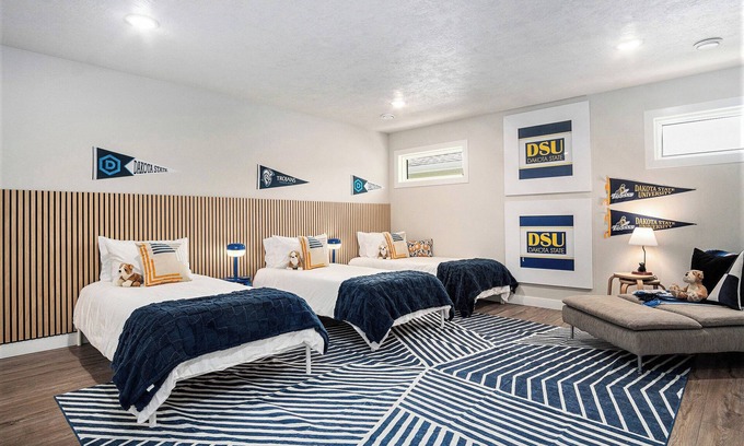 Madison Casa | Modernized - 1 Level - Dog Friendly - King Bed Suite - 3 TVs - Gourmet Kitchen