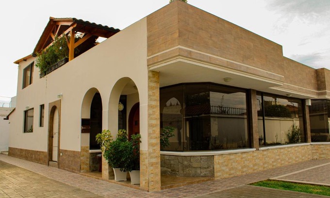 Ambato Casa | Moderno & Cálido Chalet con Amplia Área Verde