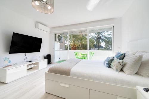 Urbanizacion Marbessa Apartamento | Moderno estudio y piscina a 50 metros de la playa