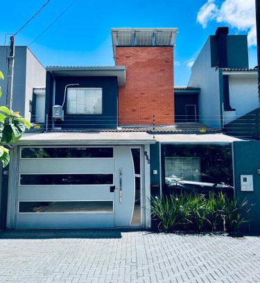 Santa Cruz Casa | Moderno Sobrado Climatizado com Ar Quente e Frio