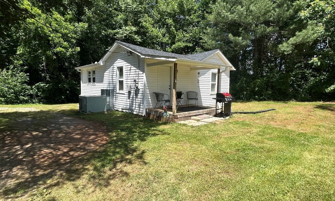 Yadkinville Casa | Modest comfortable home in Downtown Yadkinville
