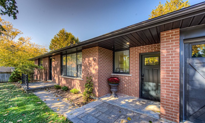 Elora Casa | Modish 2 bedroom retreat-one block from Elora's vibrant & bustling downtown core