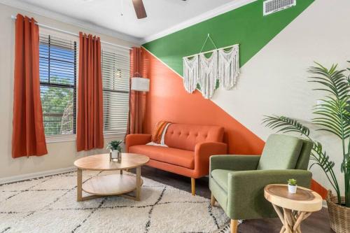 Lazybrook/Timbergrove Apartamento | Modish King Bed w/Pool & Gym
