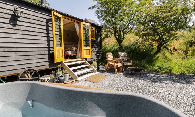 Llanbedr Cabaña | MOELFRE - SHEPHERDS HUT, romantic, with hot tub in Llanbedr