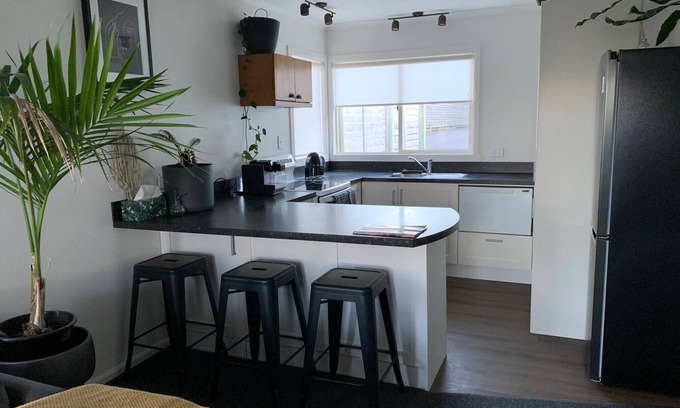 New Plymouth Cabaña | Molesworth Cottage - Central location & close to beach