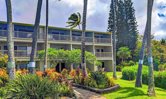 Ualapue Condominio | 2 BR condominio frente al mar de lujo en Wavecrest! Vistas increíbles!