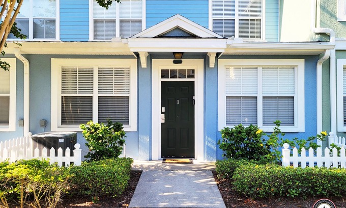Venetian Bay Villages Apartamento | Mom's Magical Retreat "Close to the Magic, but away from the mayhem!"