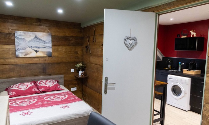 Venoy Apartamento | Mon p'tit Chalet-Apartment-Apartment-Ensuite with Shower-Countryside view
