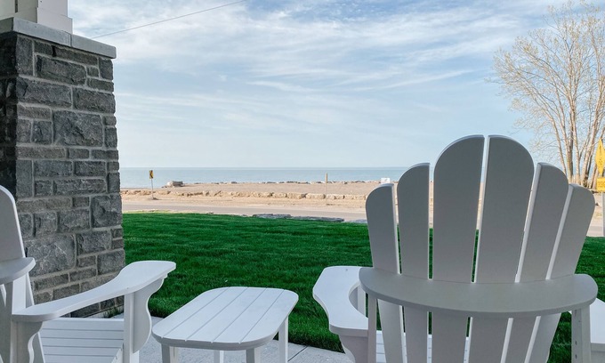 Long Point Condominio | Monarch Beach House | Modern beachfront 2 bedroom condo in Long Point