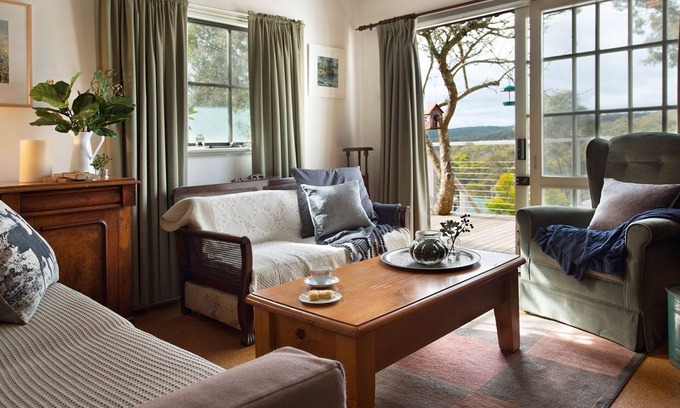 Hepburn Springs Cabaña | Monigatti Cottage- enchanting cottage with beautiful garden and stunning views