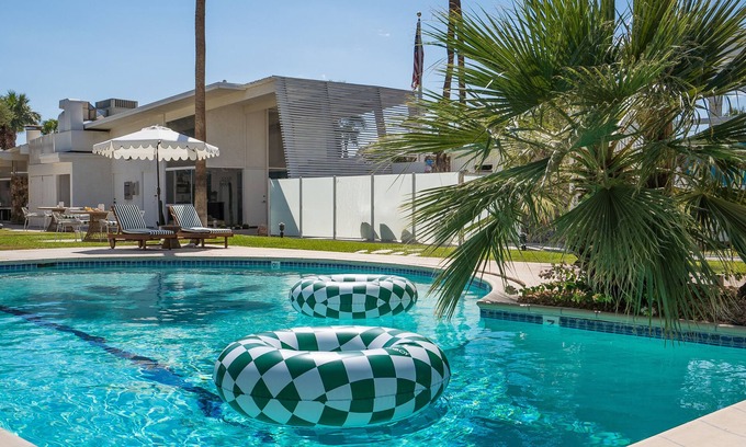 Desert Park Estates Hotel | Monkey Tree Hotel 17 by AvantStay | Stylish Hotel in Palm Springs w/ Pool!