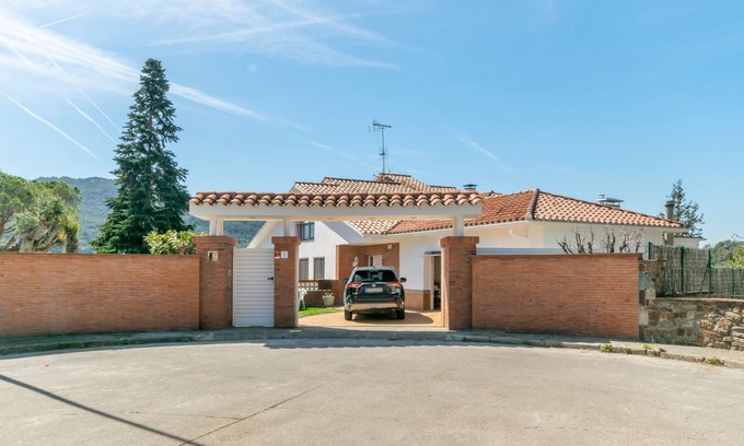 Vallromanes Chalet De Esquí | Montaña y playa 30' de Barcelona, 5 habitaciones/8 baños, piscina, apto mascotas