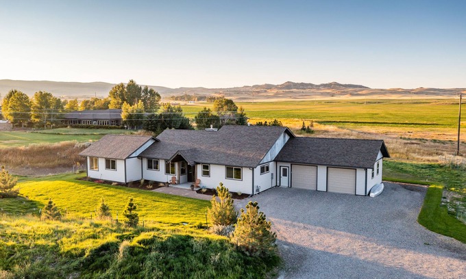 Livingston Casa | Montana Skies, Livingston, MT! Skiing / Fishing / Yellowstone!