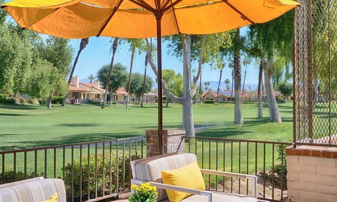 Palm Desert Condominio | Monterey Country Club Desert Charmer