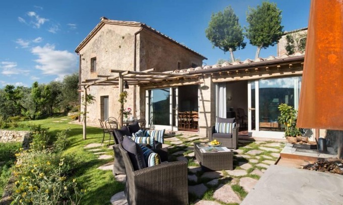 Sovicille Otro | Montestigliano, una auténtica casa de campo en el corazón de la Toscana, es un oasis de paz y belleza que ofrece a sus huéspedes residencias refinadas y una vista encantadora