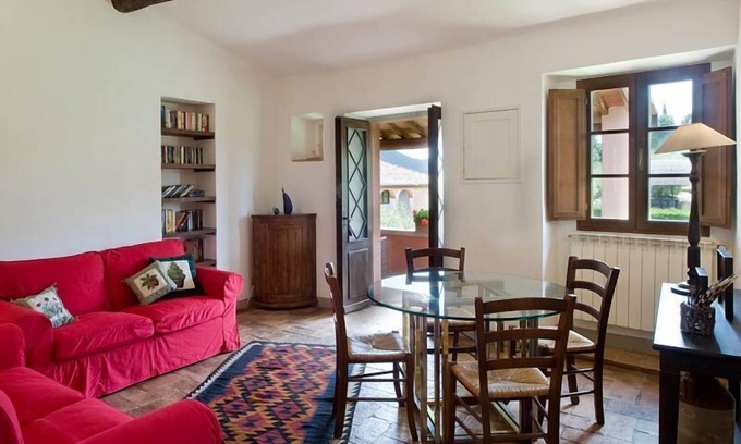 Sovicille Otro | Montestigliano, una auténtica casa de campo en el corazón de la Toscana, es un oasis de paz y belleza que ofrece a sus huéspedes residencias refinadas y una vista encantadora