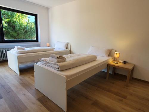 Straubing Apartamento | Monteurs Wohnung mit 6 Einzelbetten, Küche, Parkplatz und Balkon