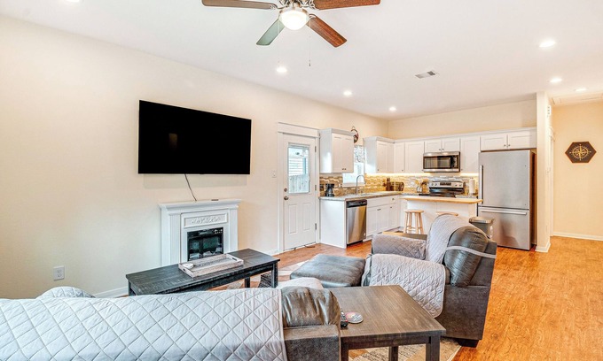 Montgomery Cabaña | Montgomery Cottage w/ Fenced Yard < 1 Mi to Lakes!