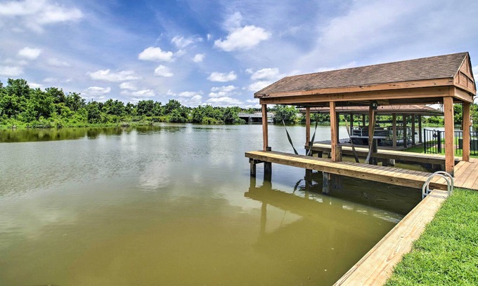 Montgomery Casa | Montgomery Home on the Water w/ Boat Lift!