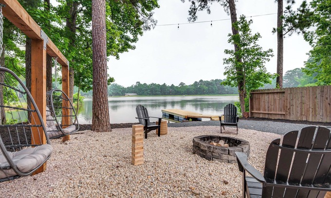 Montgomery Casa | Montgomery Home w/ Pond Access, Fire Pit & More!