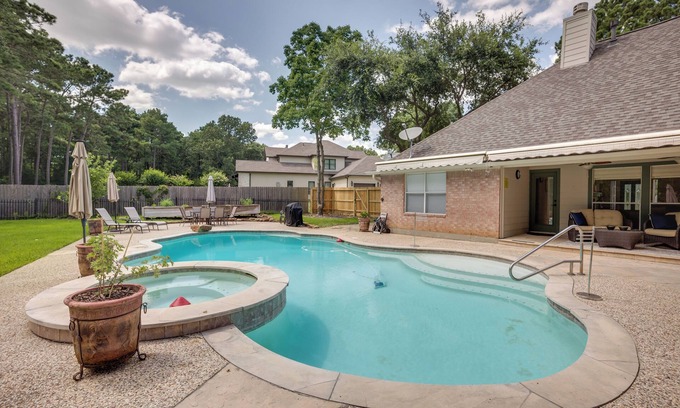 Montgomery Casa | Montgomery Home: Yard, Heated Pool, & Hot Tub!