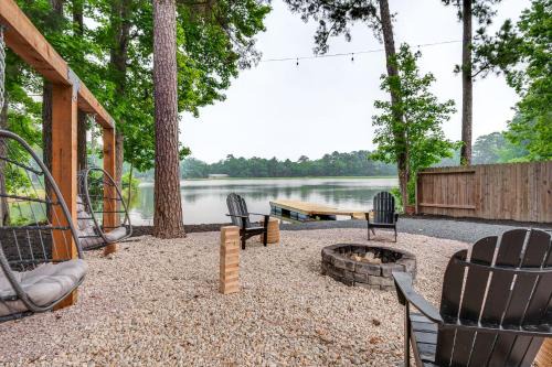 Montgomery Casa | Montgomery Home with Pond Access, Fire Pit and More!