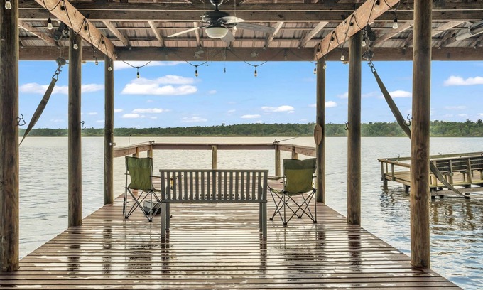 Fedhaven Casa | Rustic 1940s Lakefront Fishing Cottage w/ Dock, Canoe & Stunning Views – Perfect Old Florida Escape!