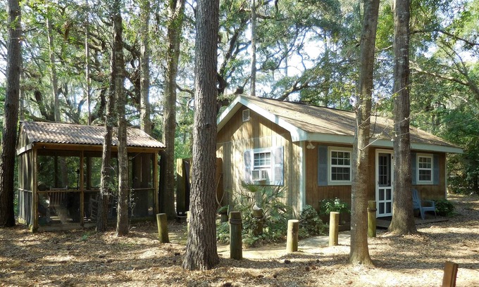 Edisto Island Cabaña | Sea Island con Encanto Cottage acurrucado bajo antiguos robles