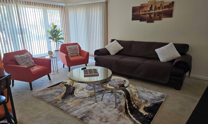 South Holland Casa | Monthly Specials! Cozy Home away from Home