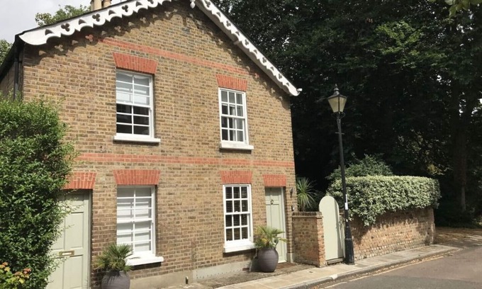 Twickenham Riverside Cabaña | Montpelier Row Cottages, Terraza Cottage
