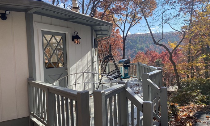 Black Mountain Cabina | MONTREAT ROUND HOUSE - Mountain views, Renovated, Hot Tub, Fire Pit