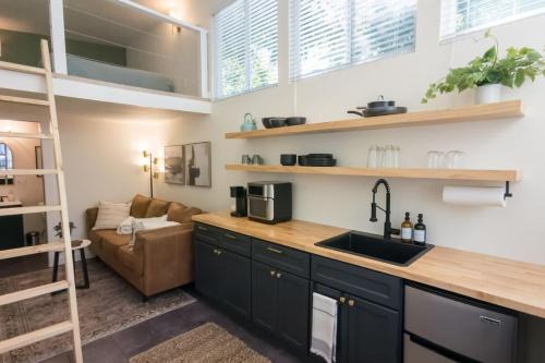 Holly Apartamento | Moody and Bright - Peaceful St less than 5 min to the Action