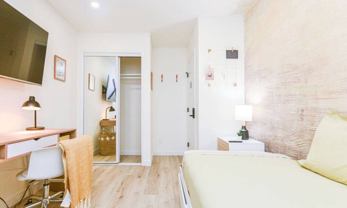Huntington Beach Apartamento | Moody B1 - Cozy Private Room + Bath