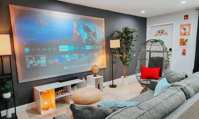 Center City Apartamento | Moon / 3 King Beds / 2 Free Driveway Parking