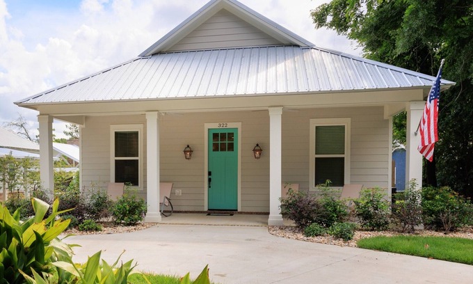 Ocean Springs Casa | Moondance on Magnolia - the perfect location in Ocean Springs. Walk to downtown!