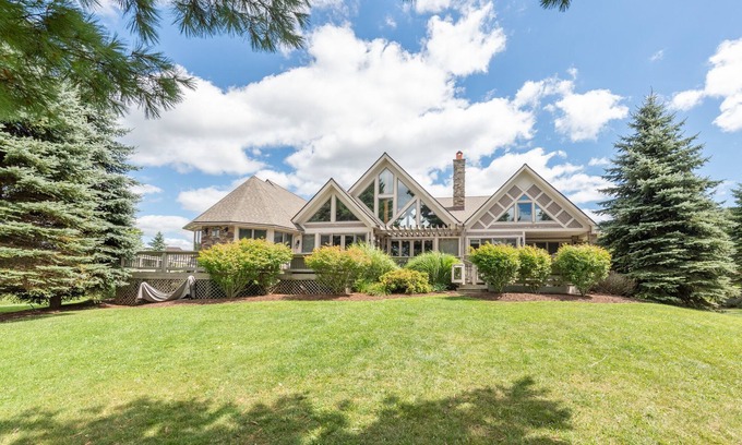 Waterfront Greens Casa | Moondancer - Nivel Lakefront Home w / jacuzzi