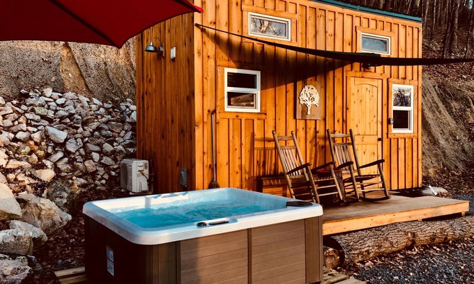 Newport Cabina | Shiner Shack Cabin. ¡Una experiencia rústica en una excelente ubicación con HotTub privado!