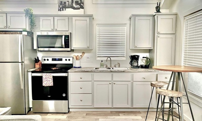 Govalle Casa | Moonshine Cottage. Free Bikes. Sweet Spring Stay